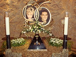 Emlékhely a Harrods áruházban Diana és Dodi al-Fayed tiszteletére